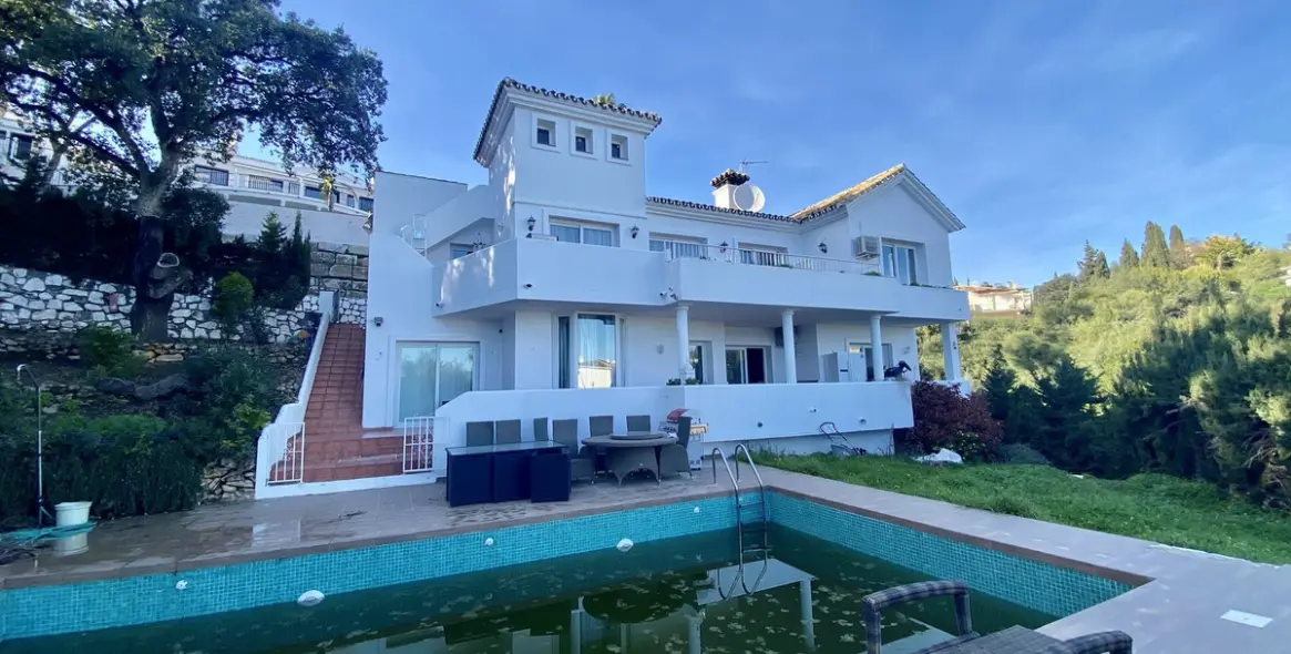 Sale of detached villa in Calahonda 10