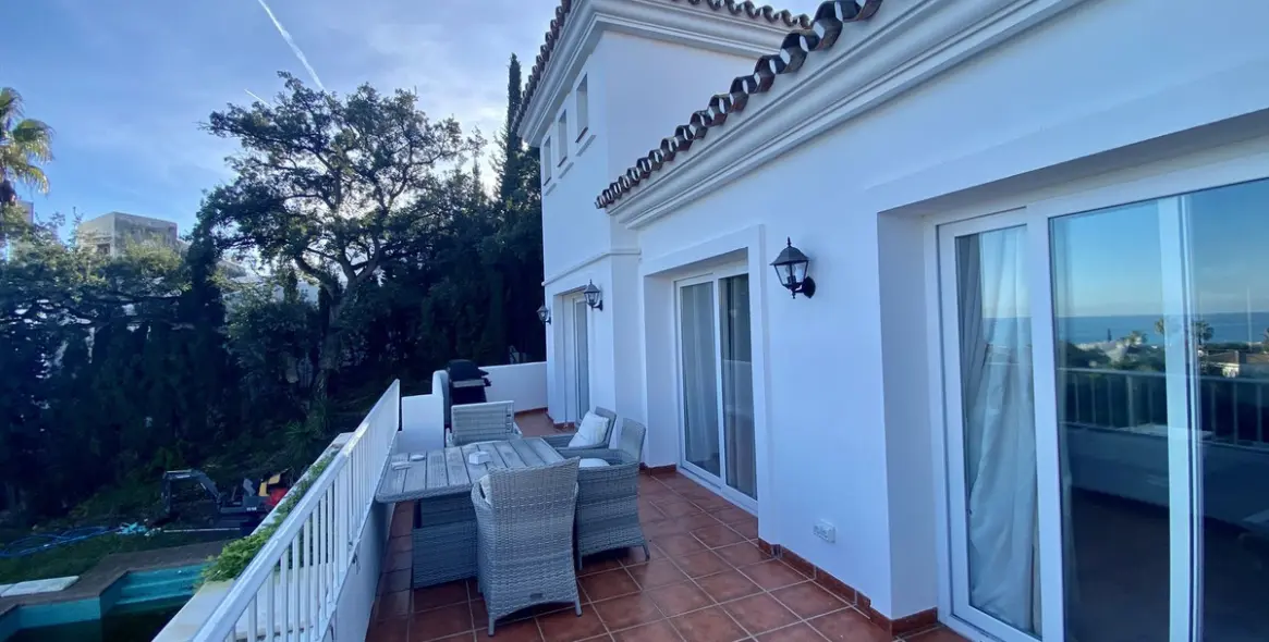 Sale of detached villa in Calahonda 11