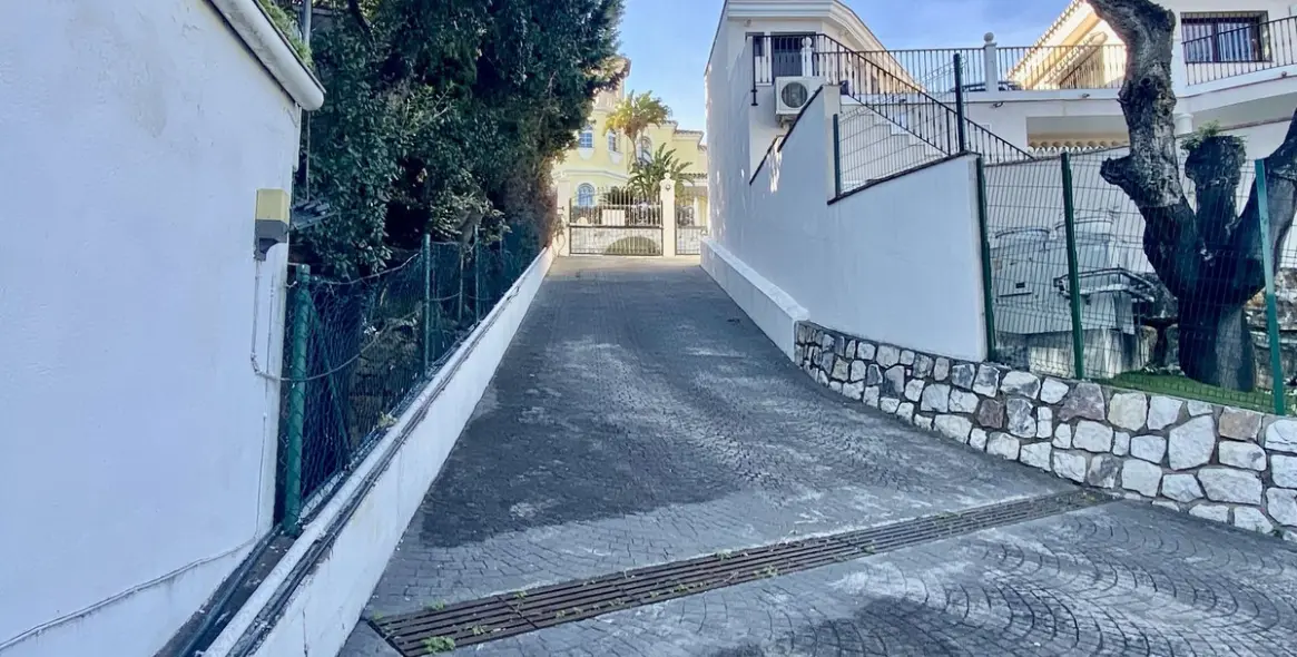 Sale of detached villa in Calahonda 13