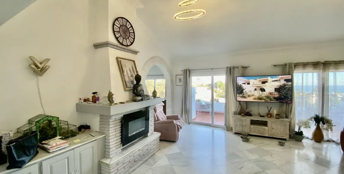 Sale of detached villa in Calahonda 23