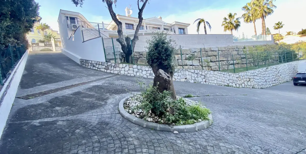 Sale of detached villa in Calahonda 24