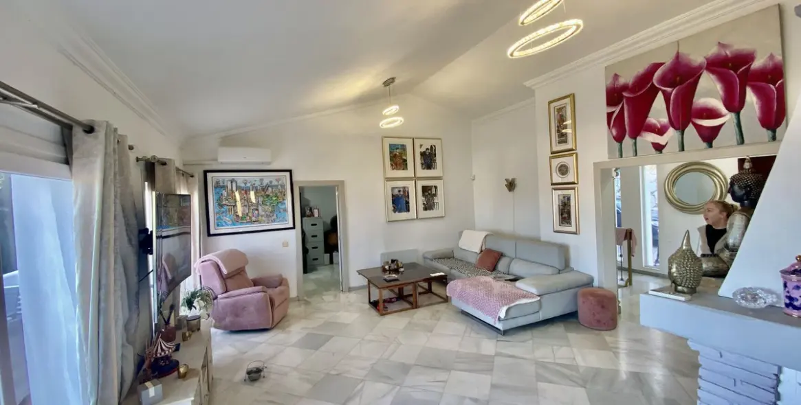 Sale of detached villa in Calahonda 26