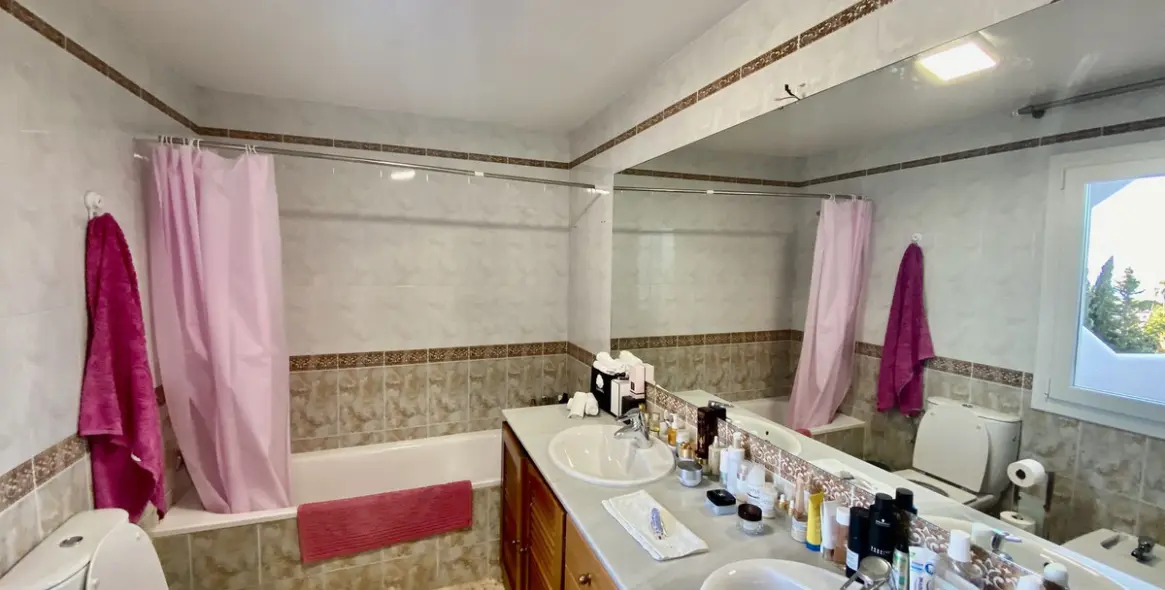 Sale of detached villa in Calahonda 29