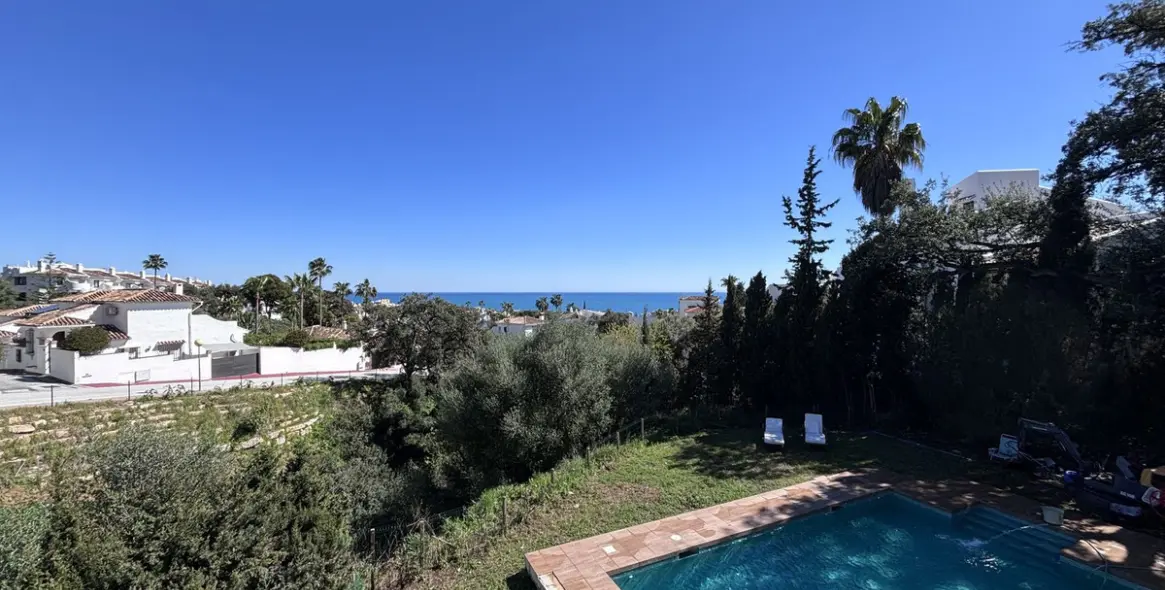 Sale of detached villa in Calahonda 33