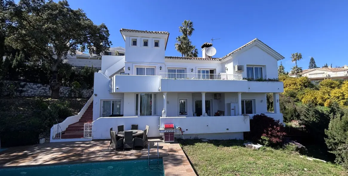 Sale of detached villa in Calahonda 35