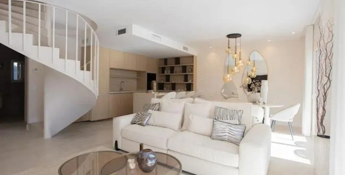 Продажа двухуровневого пентхауса в Nueva Andalucía 2