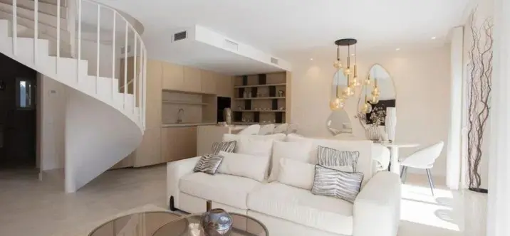 Продажа двухуровневого пентхауса в Nueva Andalucía 1