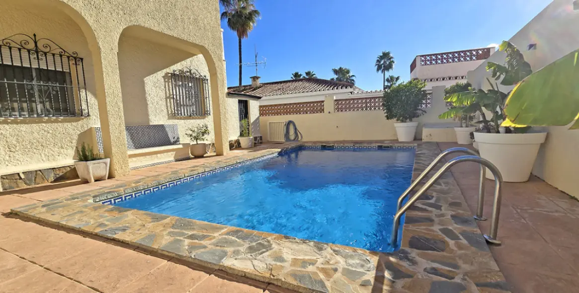 Продажа  отдельно стоящей виллы в Benalmadena Costa 12