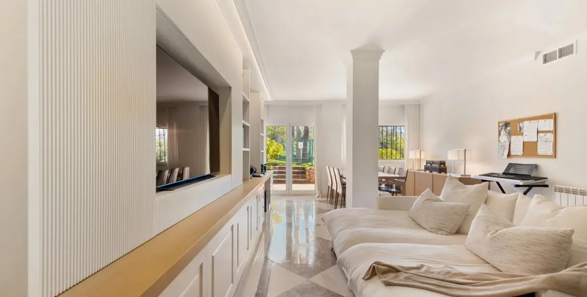 Продажа апартаментов на первом этаже в The Golden Mile 11