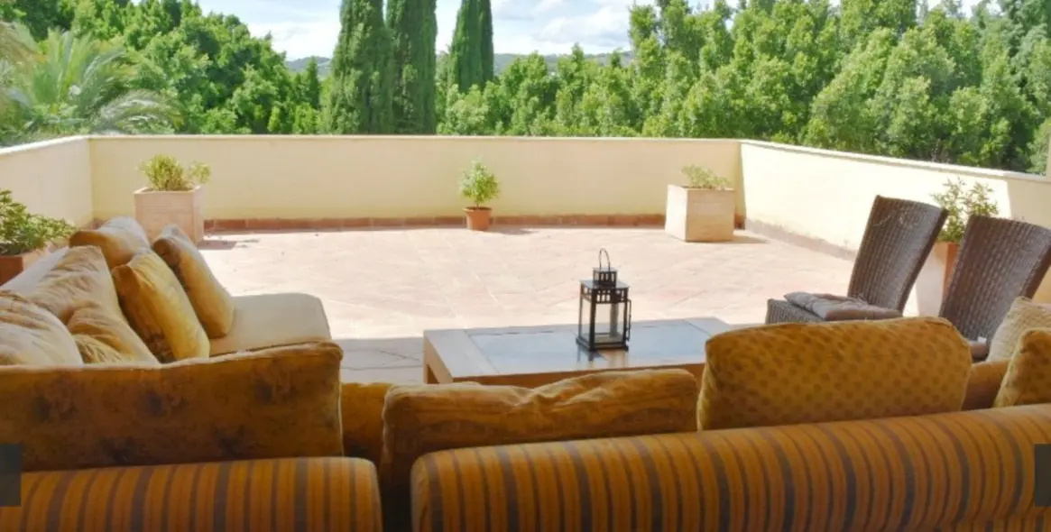 Продажа  отдельно стоящей виллы в San Roque 3