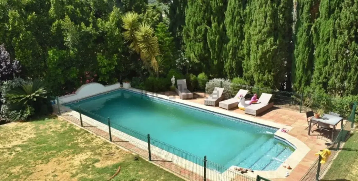 Продажа  отдельно стоящей виллы в San Roque 6