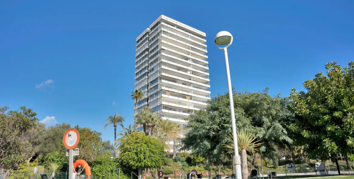 Long-term rent of middle floor apartment in Río Real 6