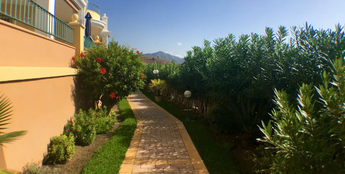 Venta de apartamento en planta media en Nerja 25