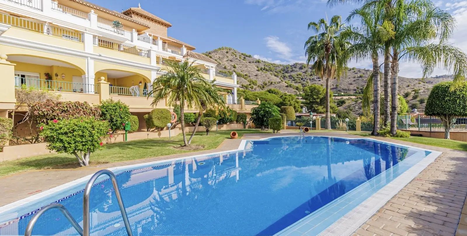 Sale of middle floor apartment in Nerja 1