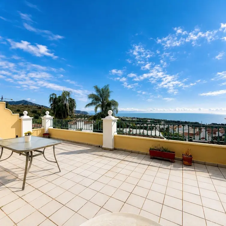 Продажа апартаментов на среднем этаже в Nerja