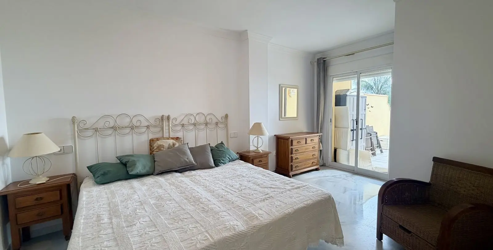 Sale of middle floor apartment in Nerja 14