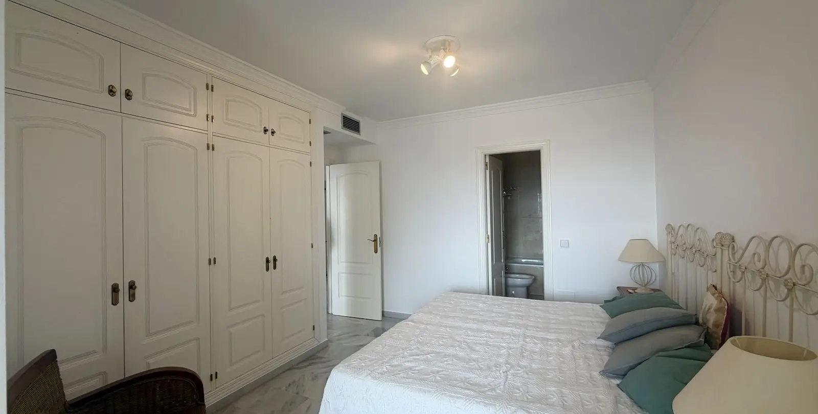 Sale of middle floor apartment in Nerja 15