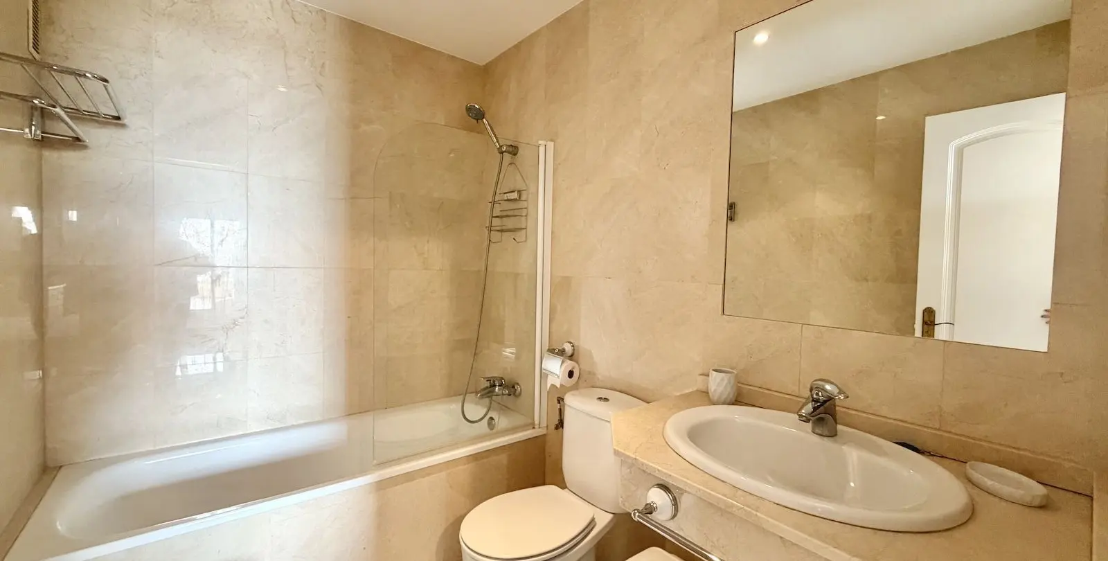 Sale of middle floor apartment in Nerja 17