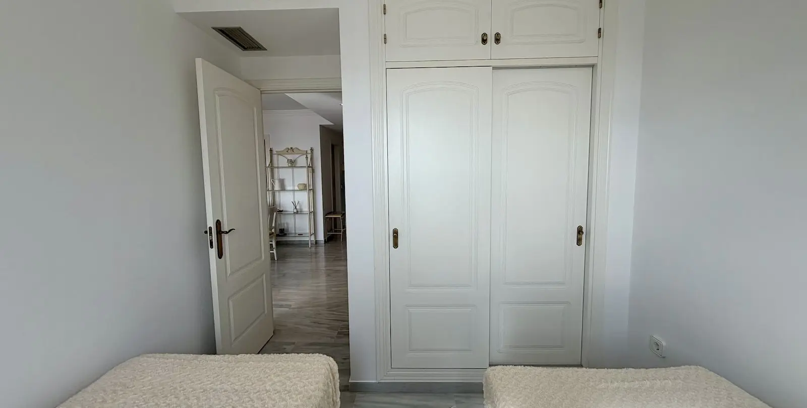 Sale of middle floor apartment in Nerja 19