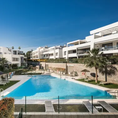 Sale of middle floor apartment in Estepona