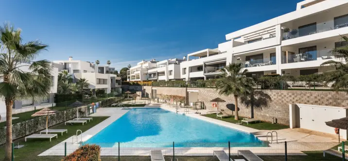 Sale of middle floor apartment in Estepona 1