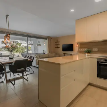 Sale of middle floor apartment in Estepona