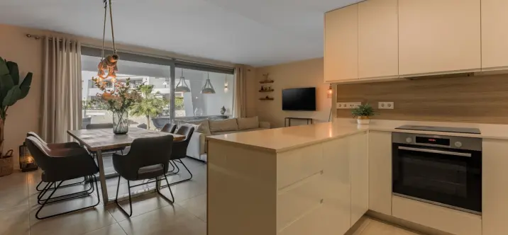 Sale of middle floor apartment in Estepona 2