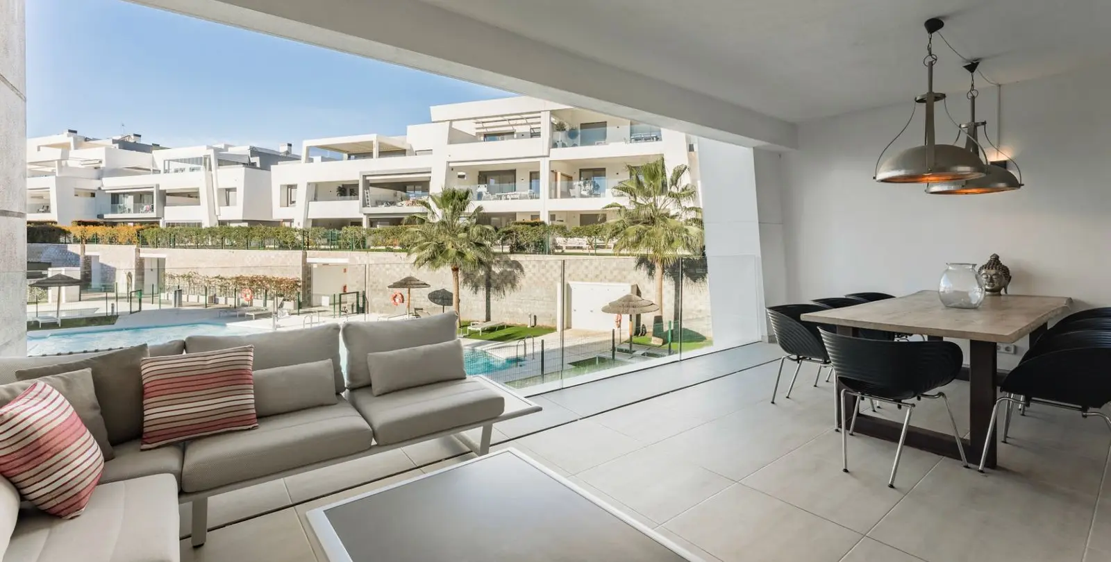 Sale of middle floor apartment in Estepona 1