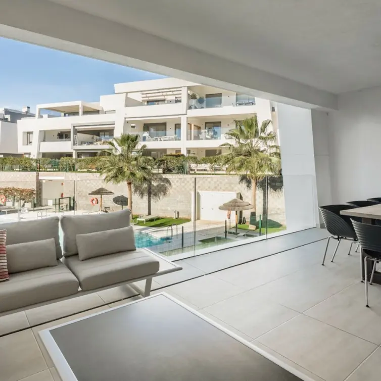 Sale of middle floor apartment in Estepona