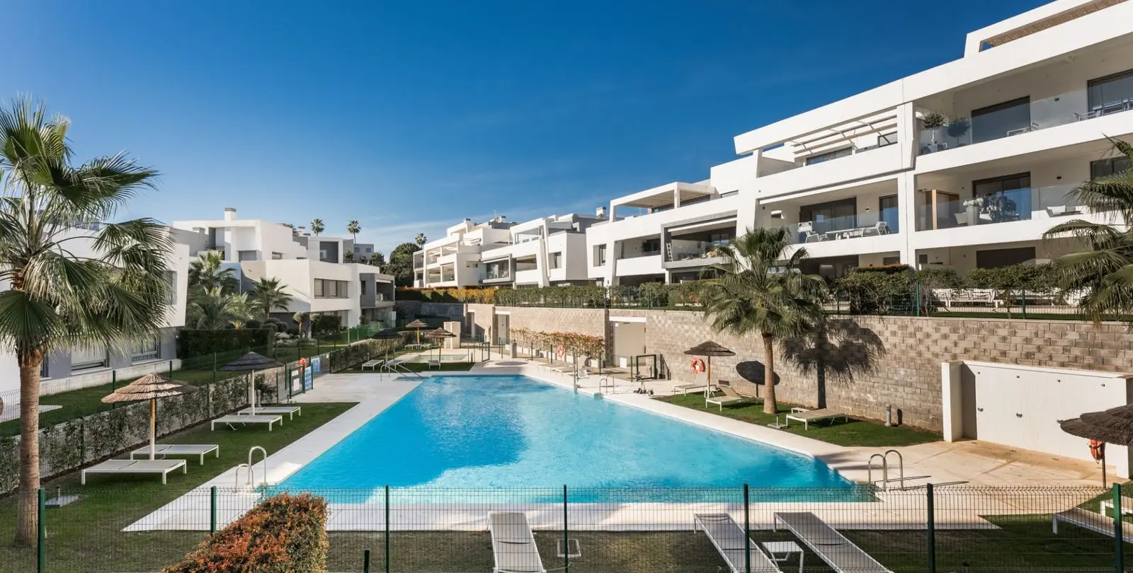 Sale of middle floor apartment in Estepona 2