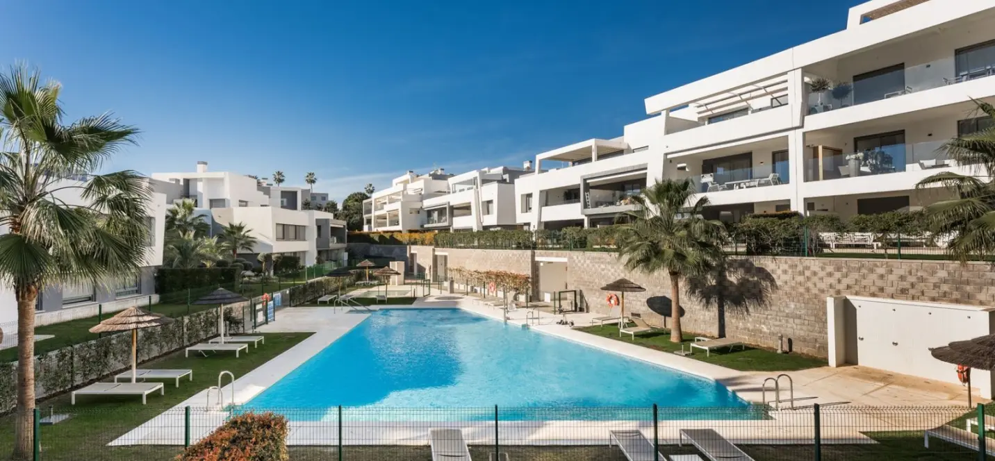 Sale of middle floor apartment in Estepona 1