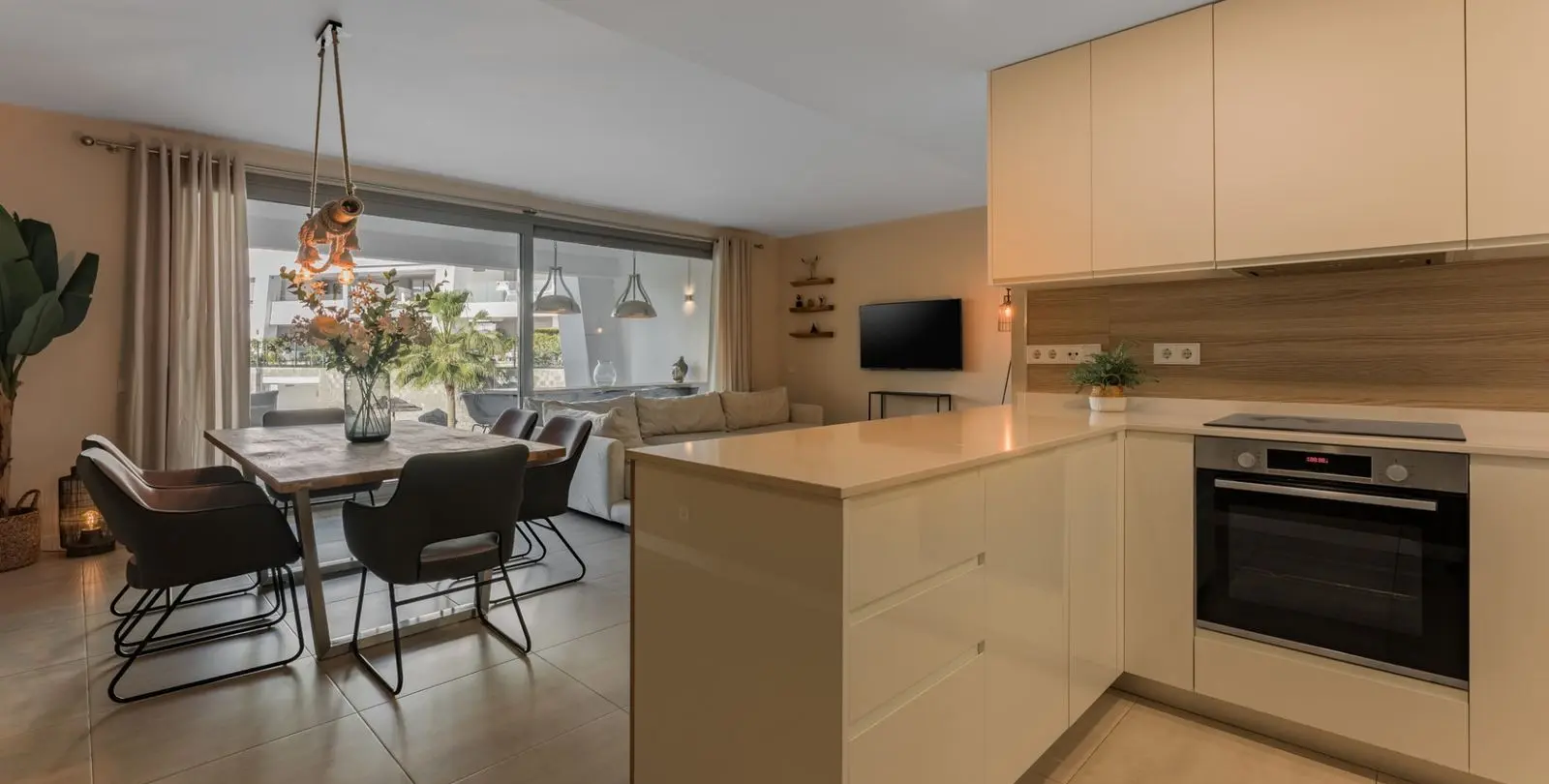 Sale of middle floor apartment in Estepona 3