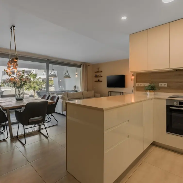 Sale of middle floor apartment in Estepona