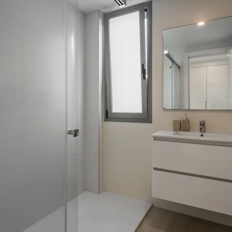 Sale of middle floor apartment in Estepona