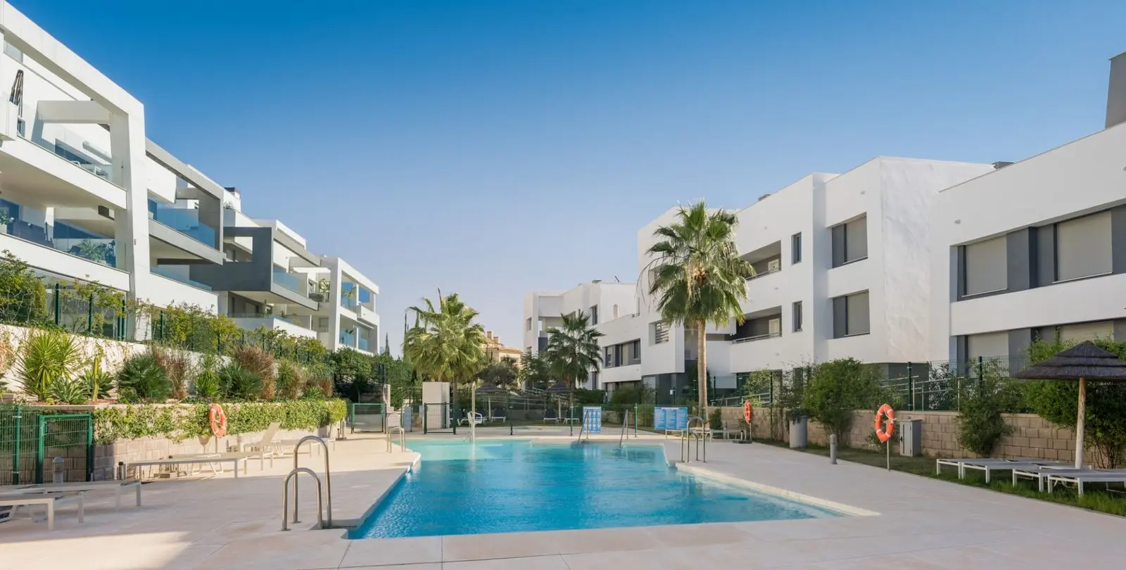 Sale of middle floor apartment in Estepona 25