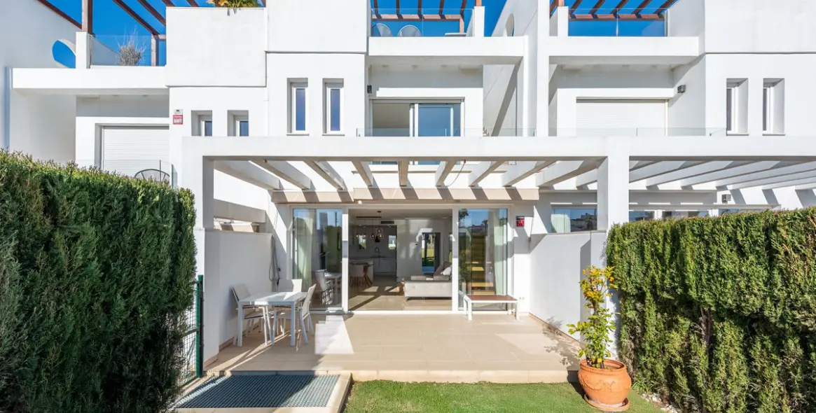 Sale of townhouse in Calahonda 1