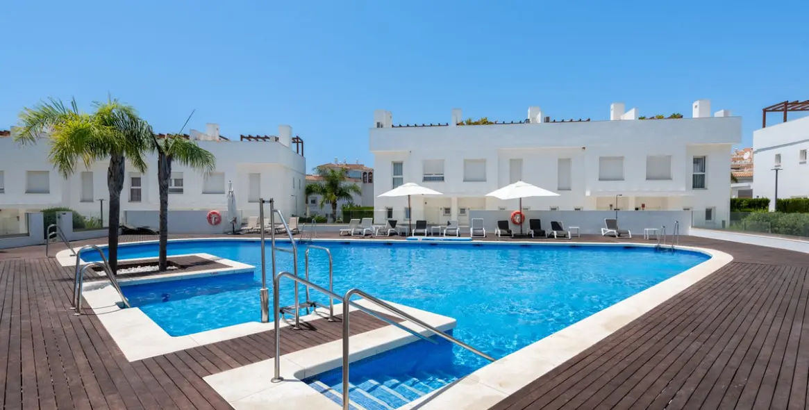 Sale of townhouse in Calahonda 2