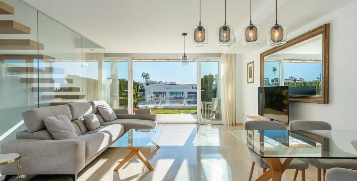 Sale of townhouse in Calahonda 4