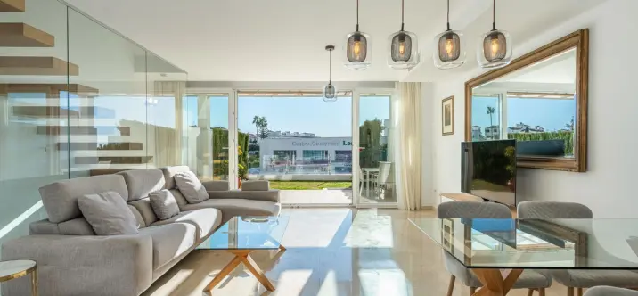 Sale of townhouse in Calahonda 3