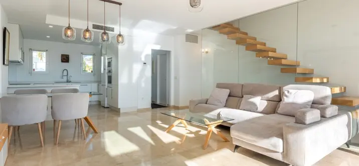 Sale of townhouse in Calahonda 4