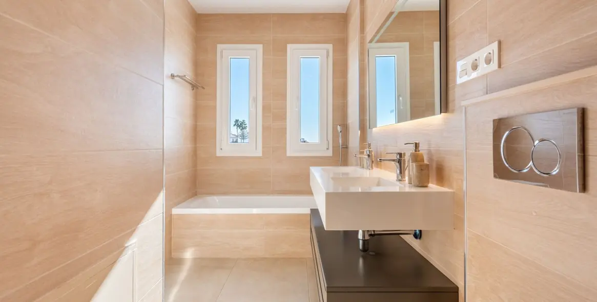 Sale of townhouse in Calahonda 15