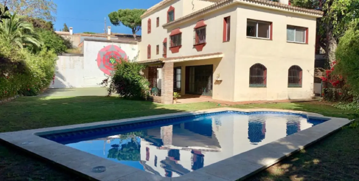 Продажа  отдельно стоящей виллы в Elviria 1