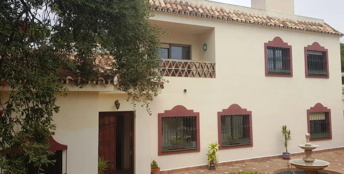 Продажа  отдельно стоящей виллы в Elviria 2