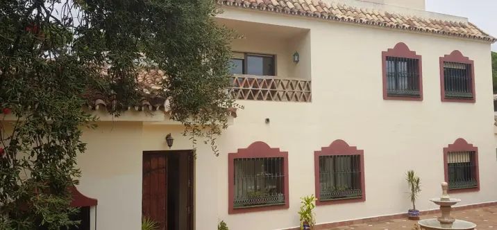 Продажа  отдельно стоящей виллы в Elviria 1