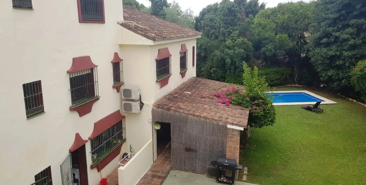 Продажа  отдельно стоящей виллы в Elviria 3