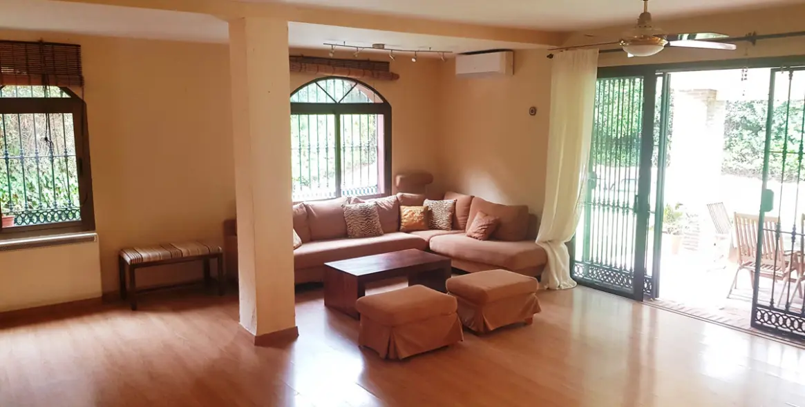 Продажа  отдельно стоящей виллы в Elviria 6