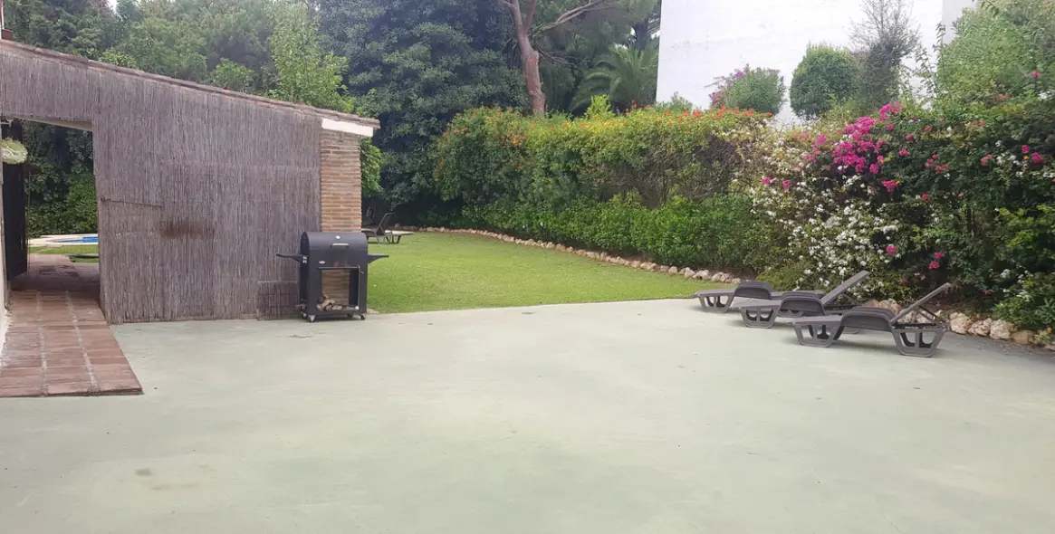 Продажа  отдельно стоящей виллы в Elviria 16