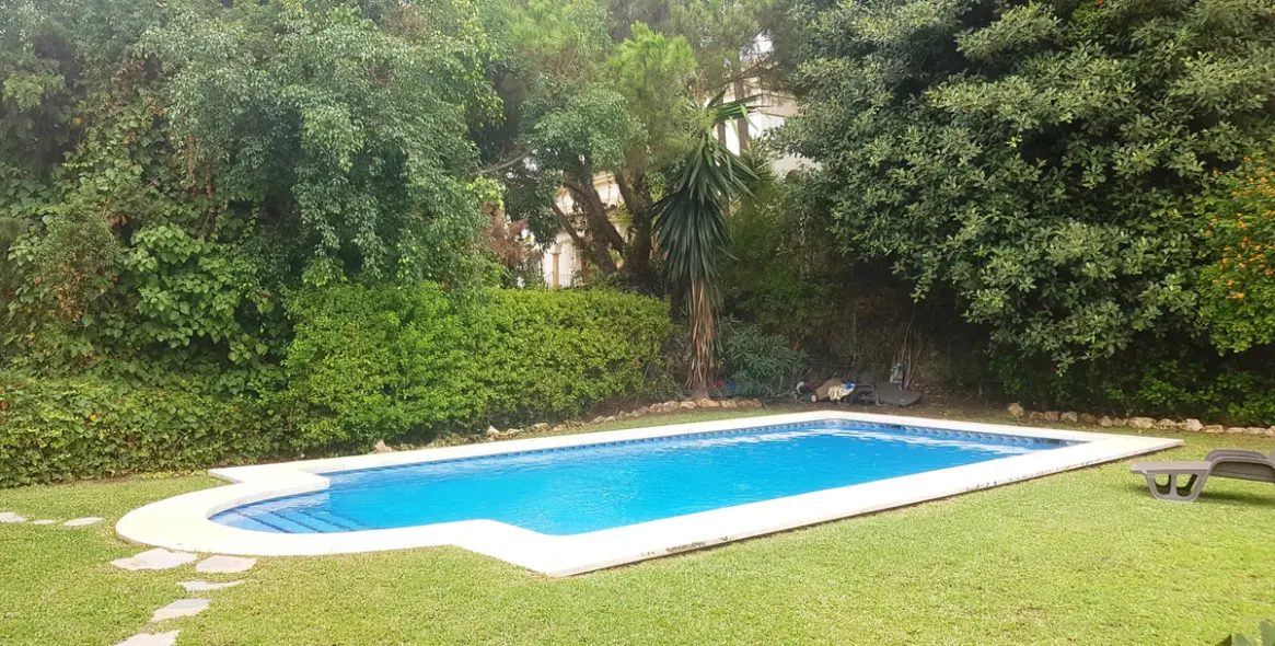 Продажа  отдельно стоящей виллы в Elviria 20