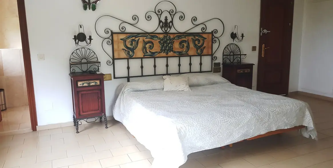 Sale of detached villa in Elviria 46