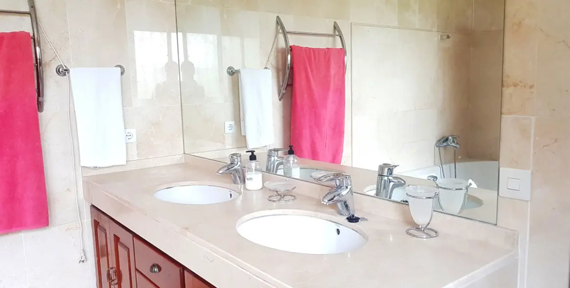 Sale of detached villa in Elviria 51